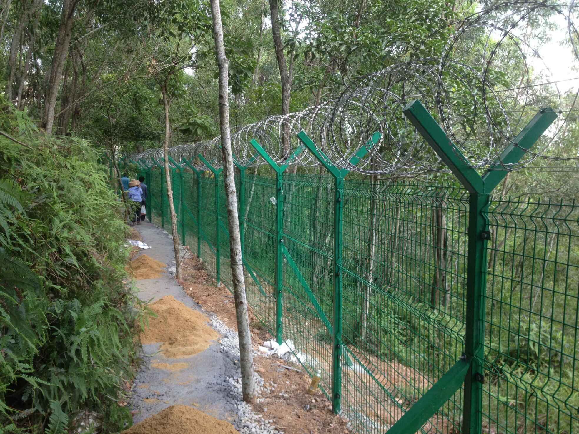 上海機場圍界鐵絲網圖片4