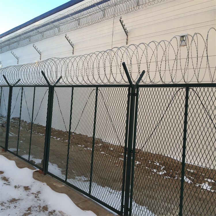 上海圈地鋼板網護欄圖片3