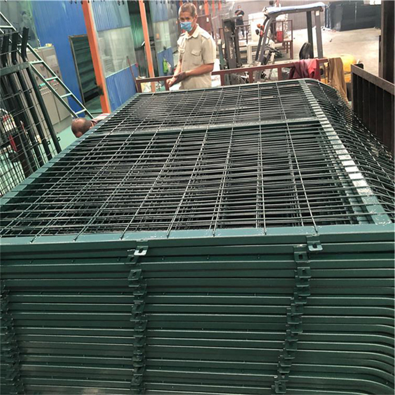 上海鐵路加密金屬網(wǎng)片柵欄圖片2