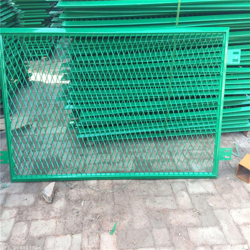 上海斜方孔高速公路護欄網圖片1