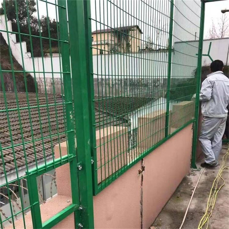 監(jiān)獄周界隔離網(wǎng)墻圖片3