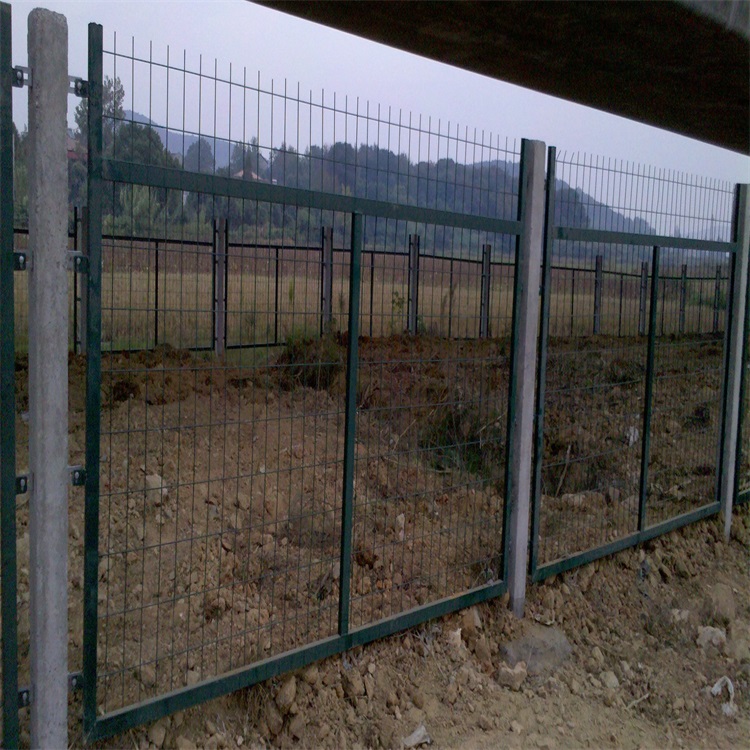  高速鐵路橋下防護柵欄圖片2