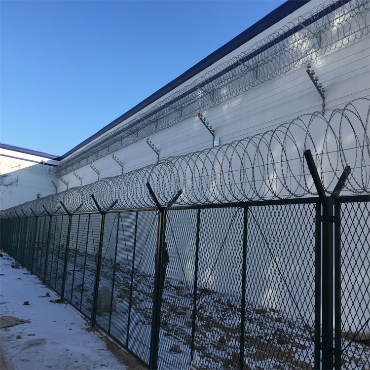 鋼板網(wǎng)護欄圖片1