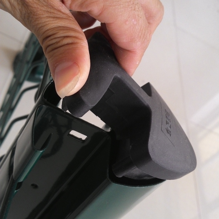 桃型柱三角折彎護欄網圖片3